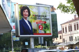 «Μακεδονία περήφανη ξανά». Προεκλογική αφίσα της προεδρικής υποψήφιας του ΒΜΡΟ τον περασμένο Απρίλιο στα Μπίτολα